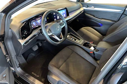 musta Volkswagen Golf 2024 kuva 8.
