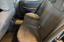musta Volkswagen Golf 2024 kuva 11.