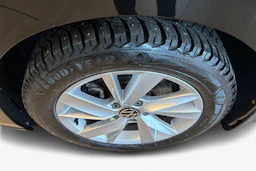 musta Volkswagen Golf 2024 kuva 12.