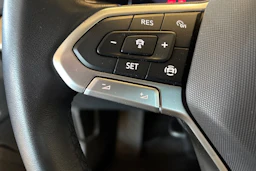musta Volkswagen Golf 2024 kuva 17.