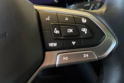 musta Volkswagen Golf 2024 kuva 18.