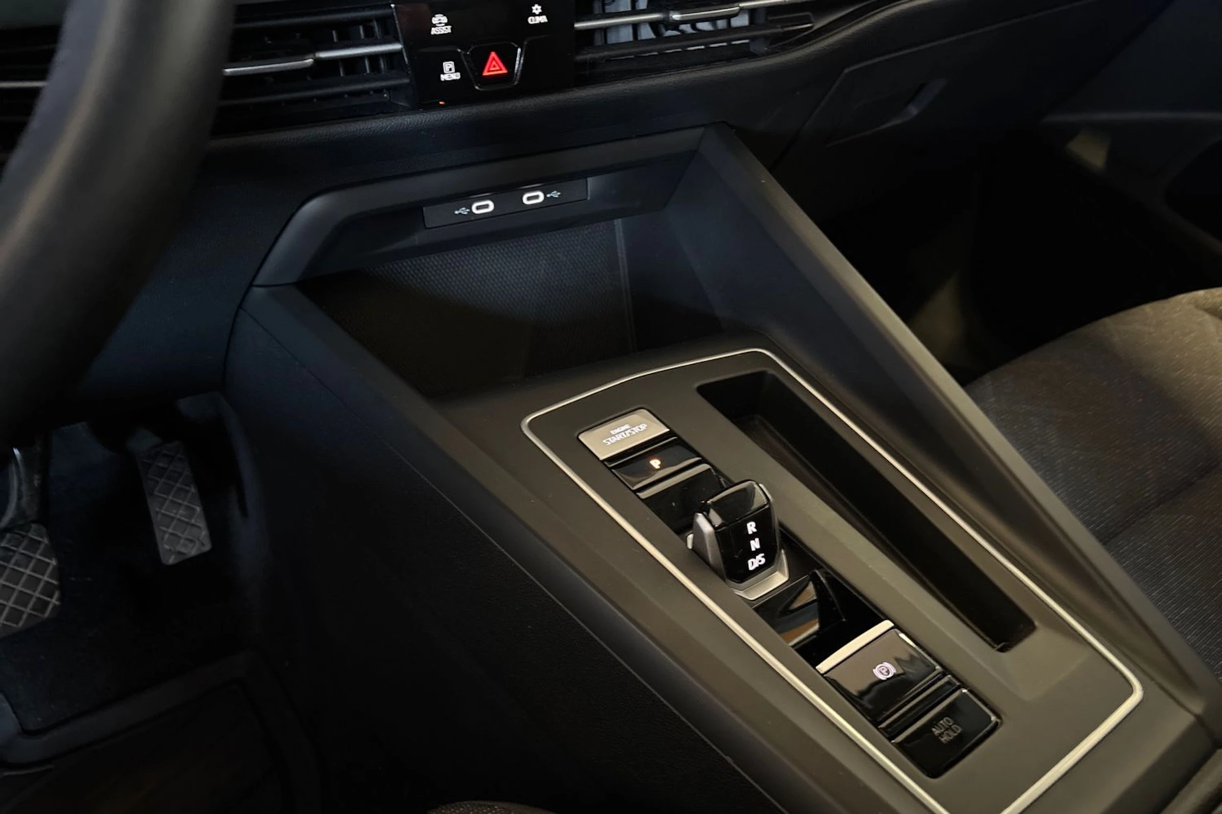 musta Volkswagen Golf 2024 kuva 19.