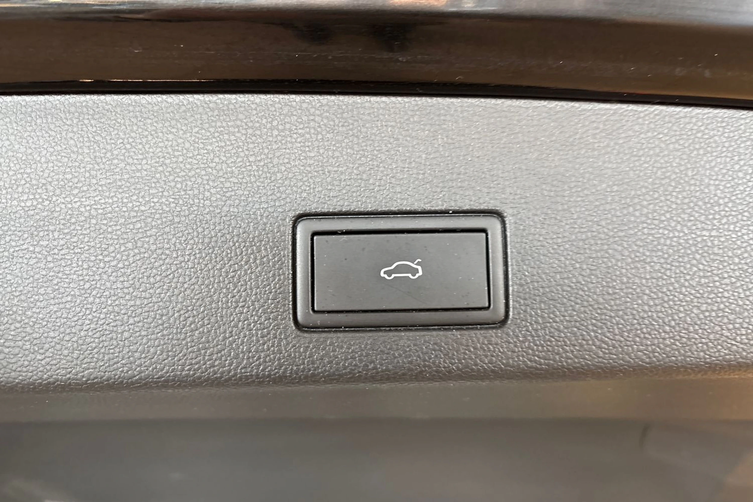 musta Volkswagen Golf 2024 kuva 20.