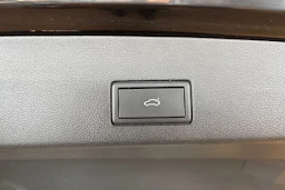 musta Volkswagen Golf 2024 kuva 20.