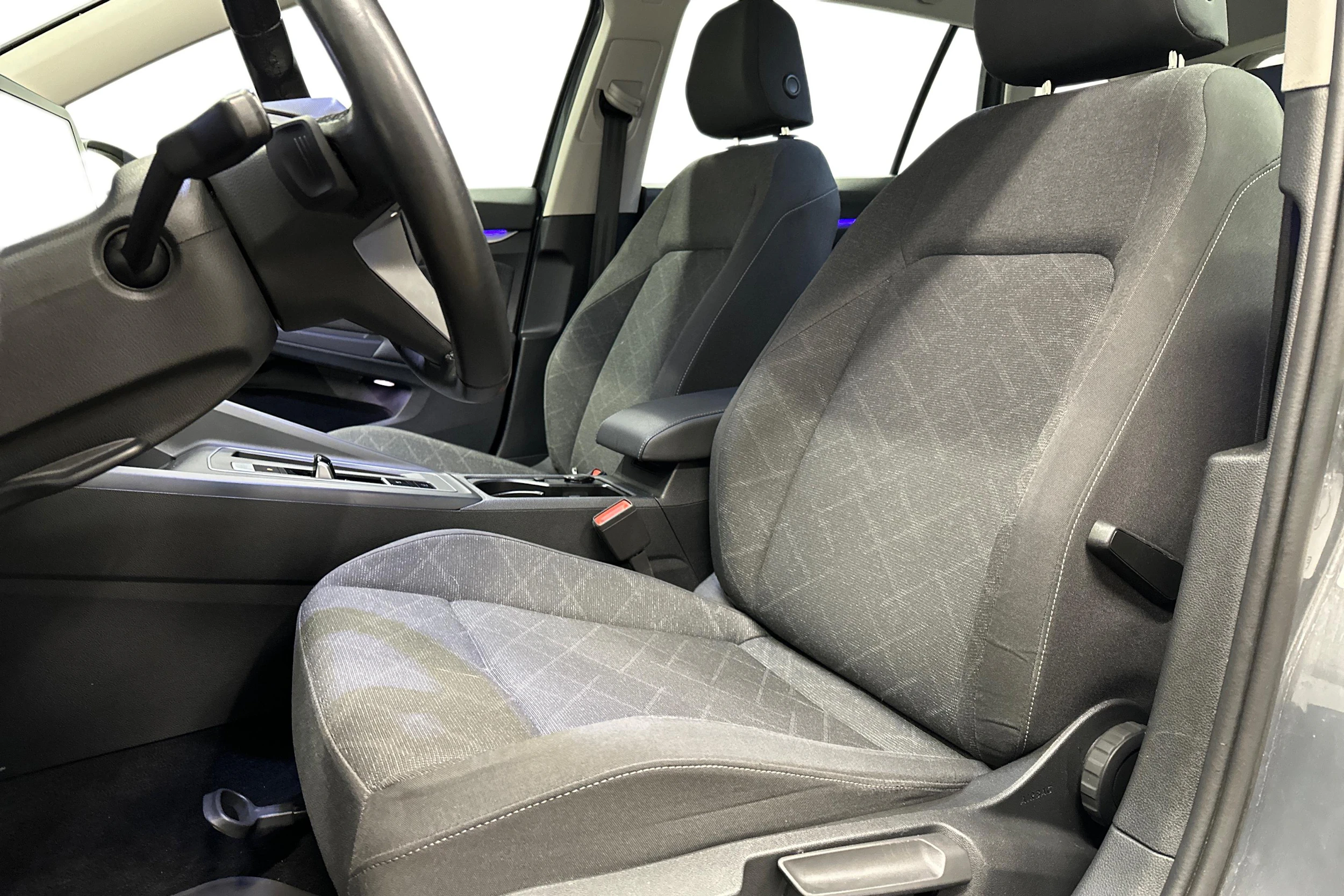 harmaa Volkswagen Golf 2024 kuva 8.