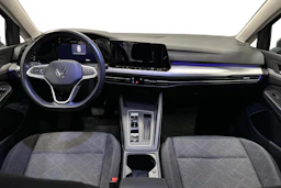 harmaa Volkswagen Golf 2024 kuva 9.