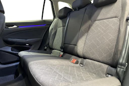 harmaa Volkswagen Golf 2024 kuva 11.