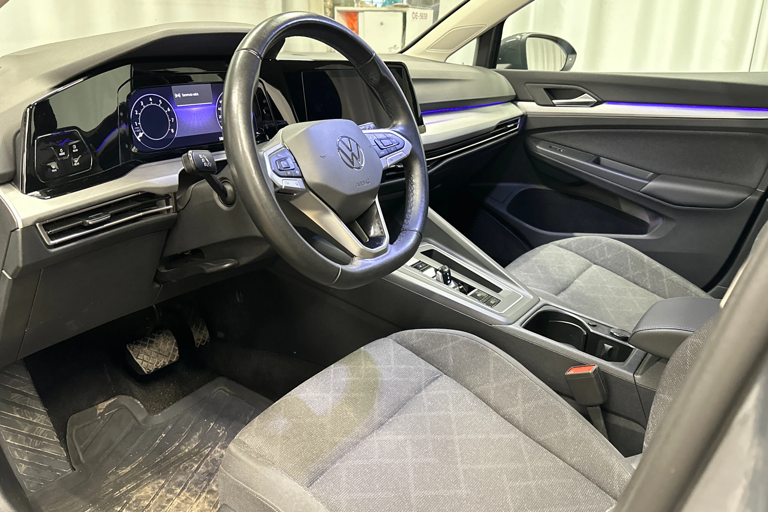 harmaa Volkswagen Golf 2024 kuva 16.