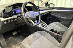harmaa Volkswagen Golf 2024 kuva 16.