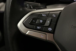 harmaa Volkswagen Golf 2024 kuva 24.