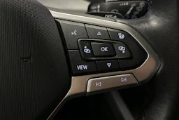 harmaa Volkswagen Golf 2024 kuva 25.