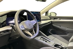 valkoinen Volkswagen Golf 2025 kuva 7.