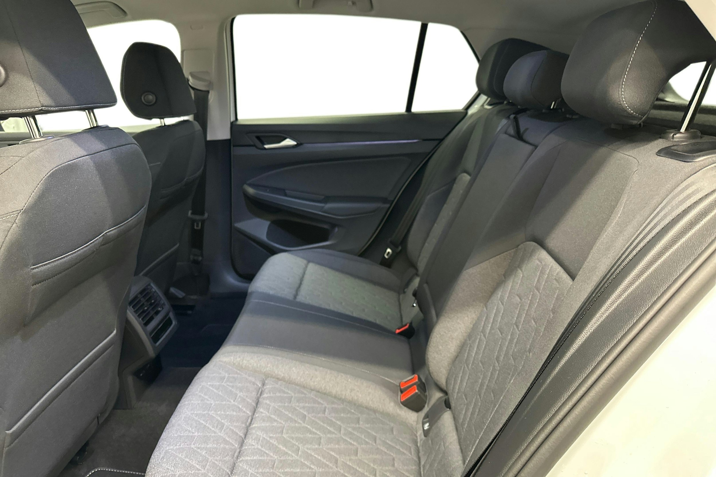 valkoinen Volkswagen Golf 2025 kuva 10.