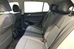 valkoinen Volkswagen Golf 2025 kuva 10.