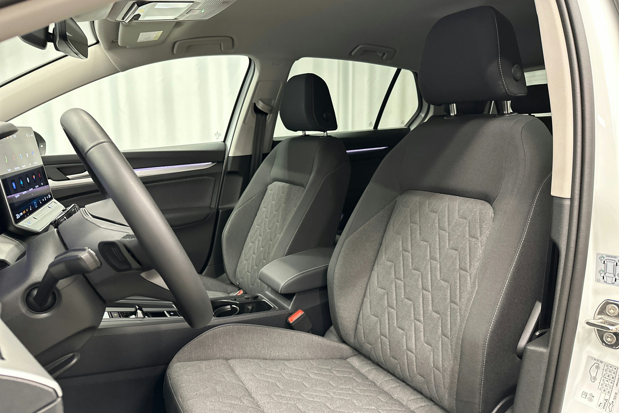 valkoinen Volkswagen Golf 2025 kuva 26.