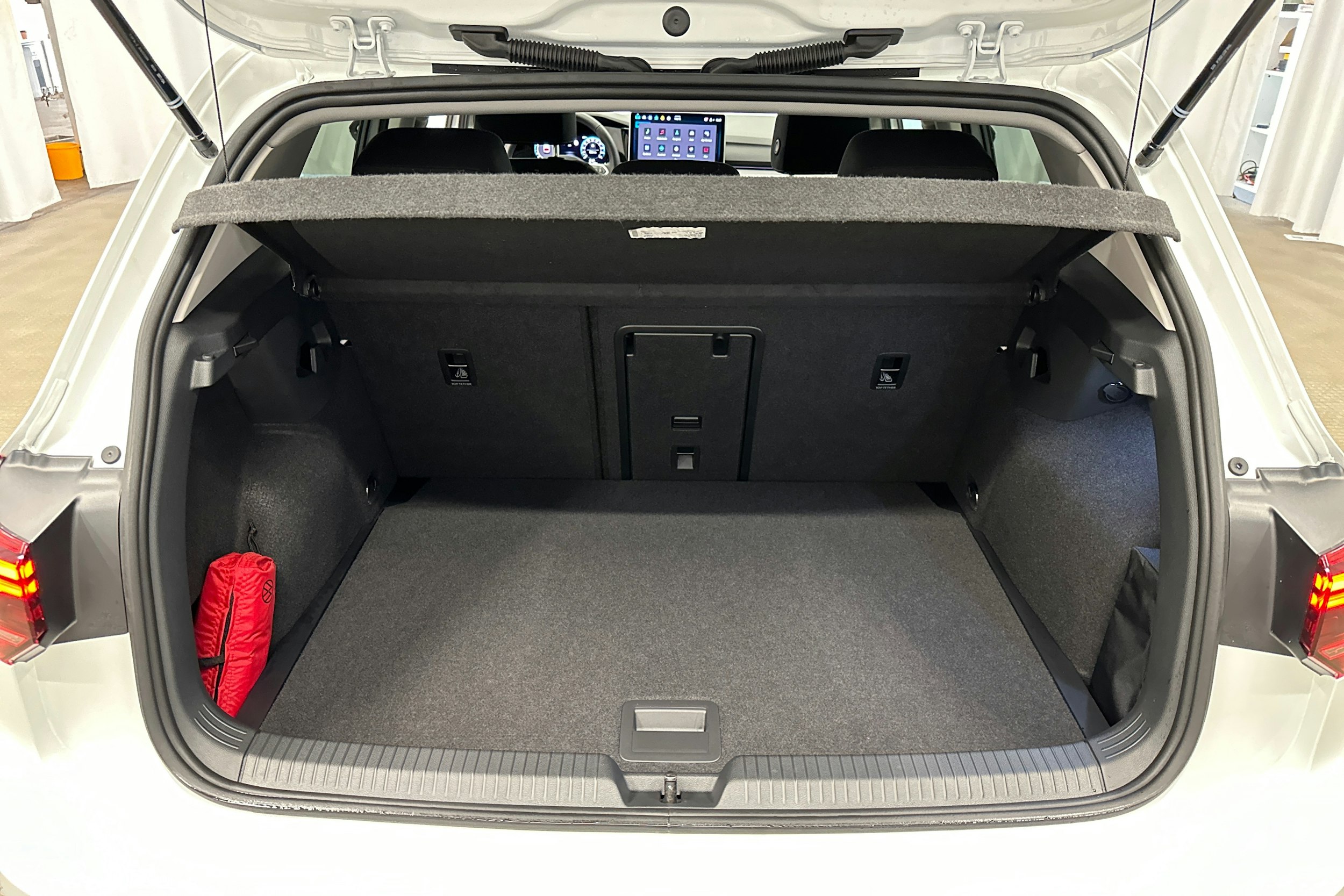 valkoinen Volkswagen Golf 2025 kuva 27.