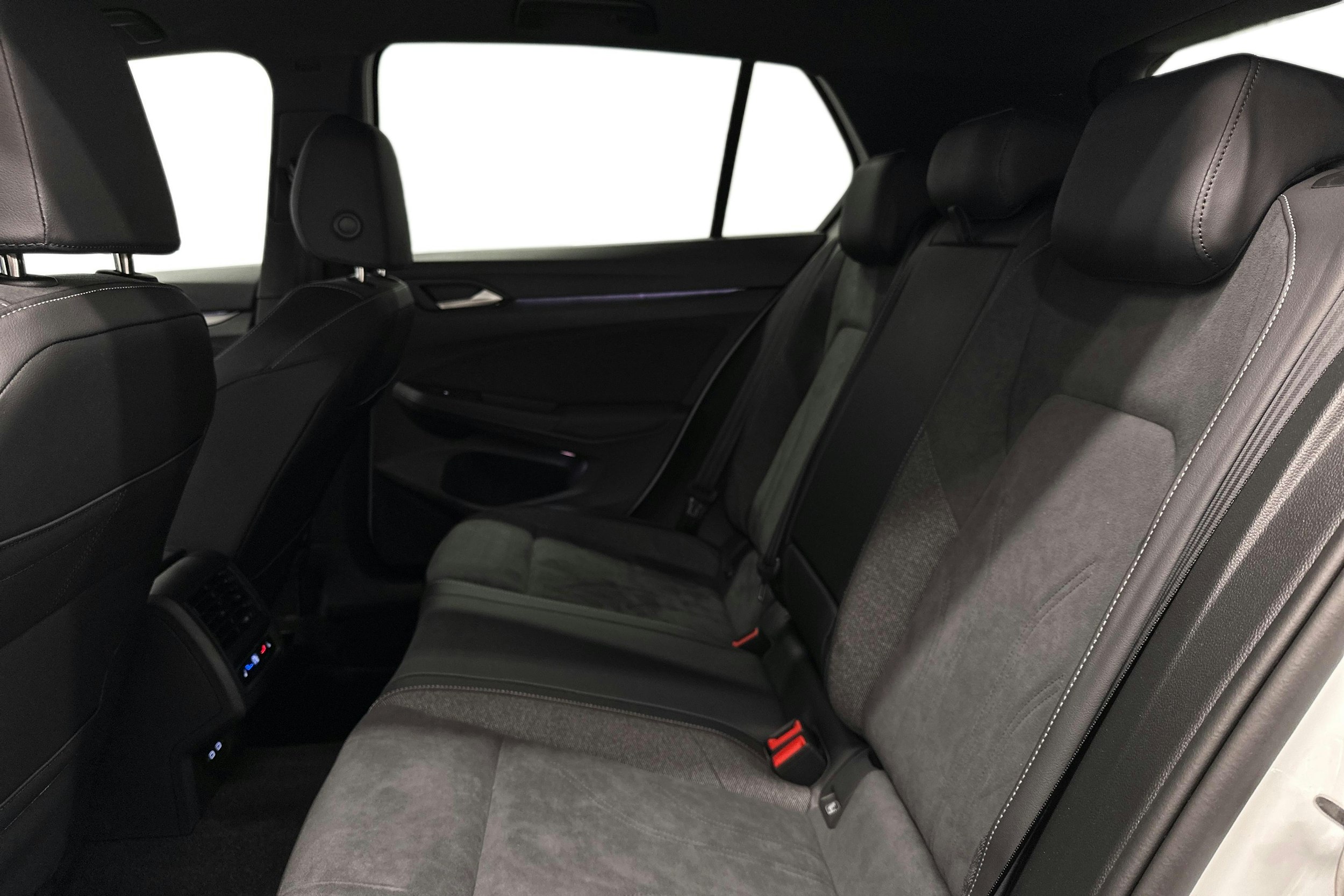 valkoinen Volkswagen Golf 2025 kuva 10.