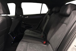 valkoinen Volkswagen Golf 2025 kuva 10.