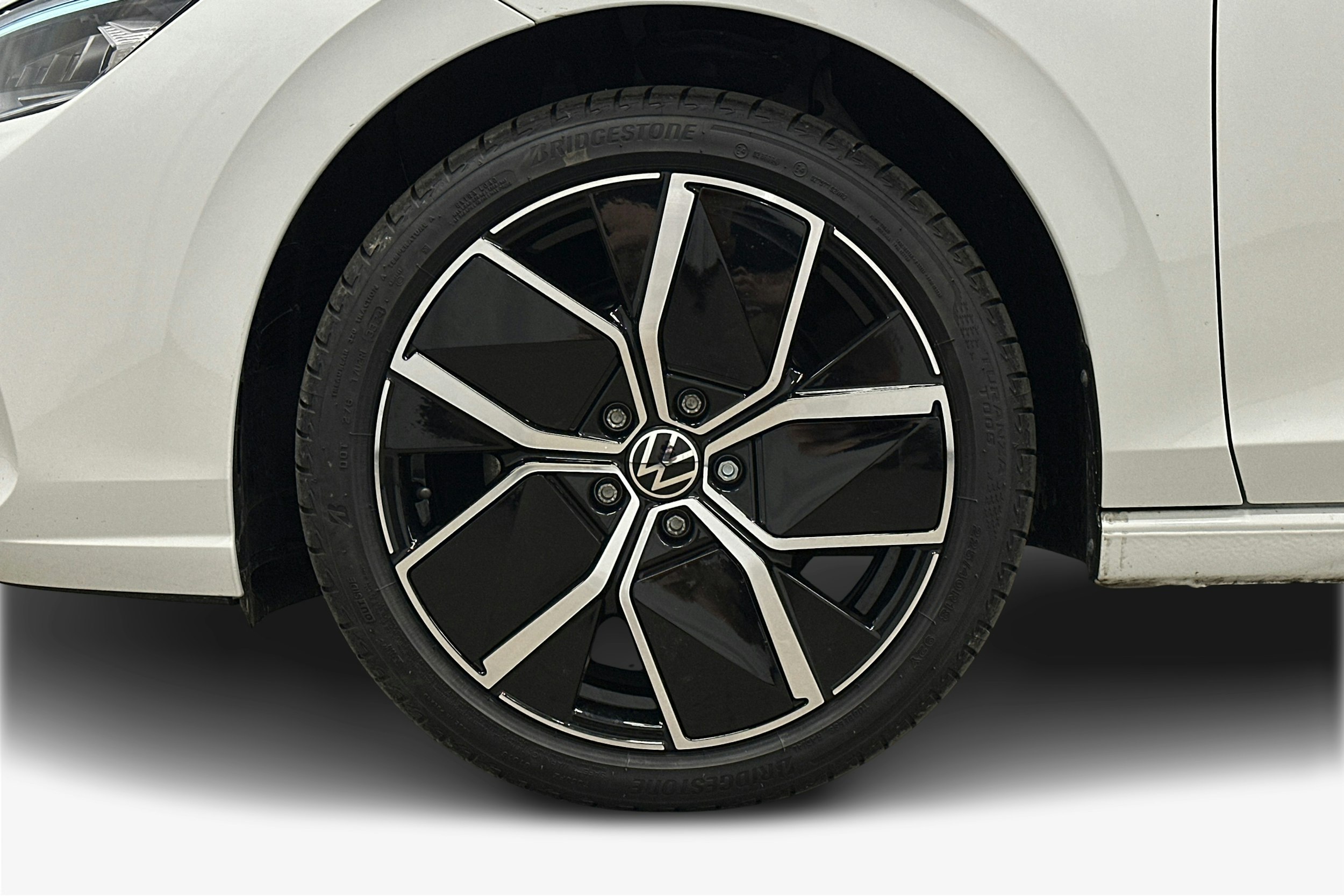valkoinen Volkswagen Golf 2025 kuva 11.