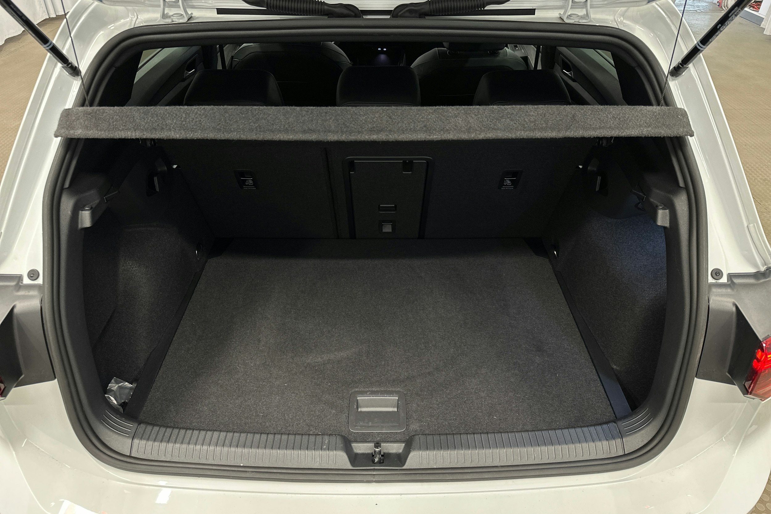 valkoinen Volkswagen Golf 2025 kuva 14.