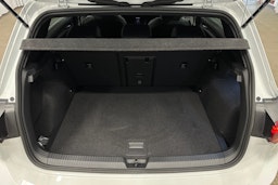 valkoinen Volkswagen Golf 2025 kuva 14.