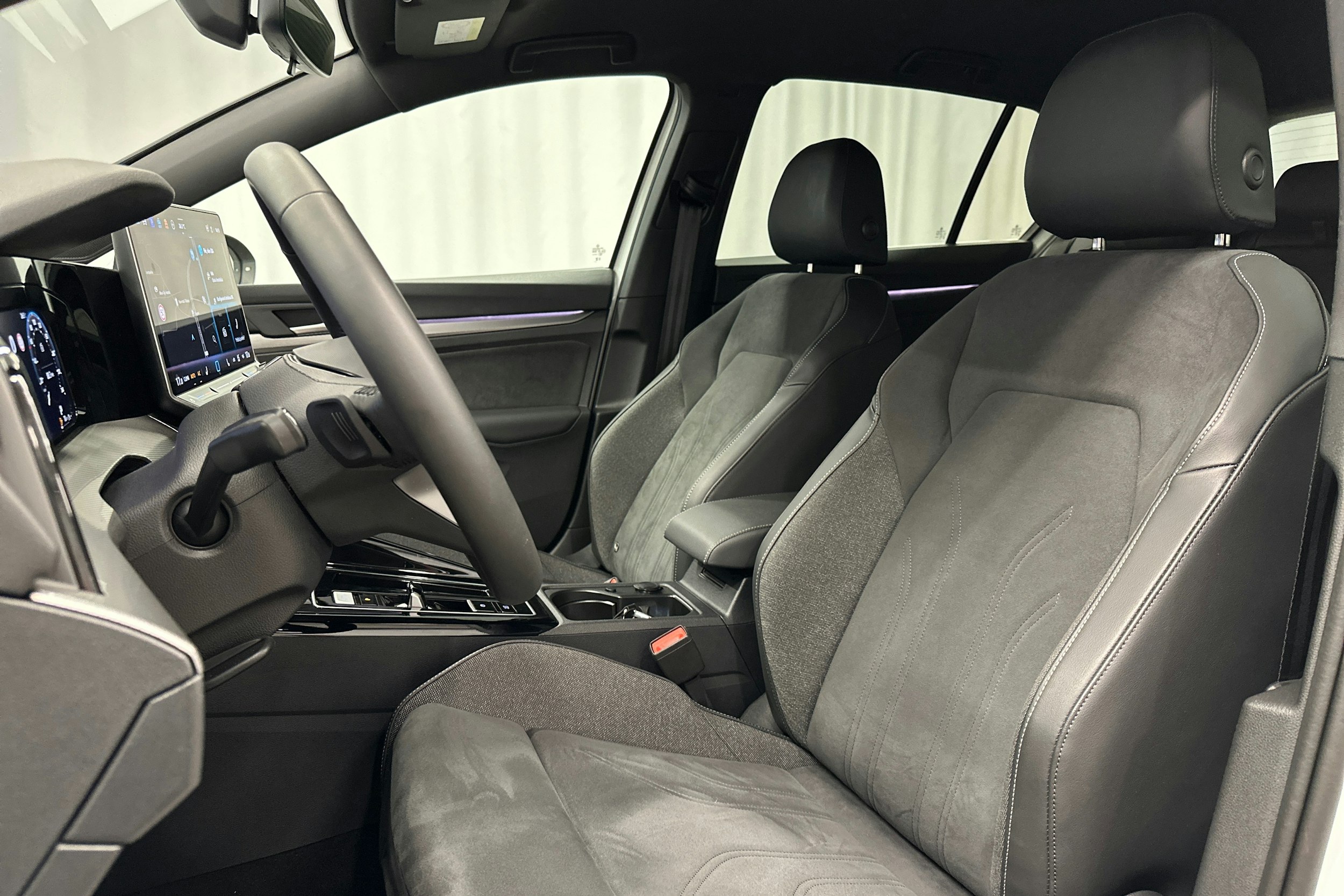 valkoinen Volkswagen Golf 2025 kuva 16.