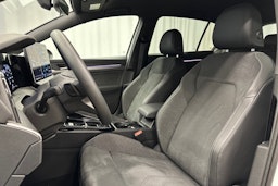 valkoinen Volkswagen Golf 2025 kuva 16.
