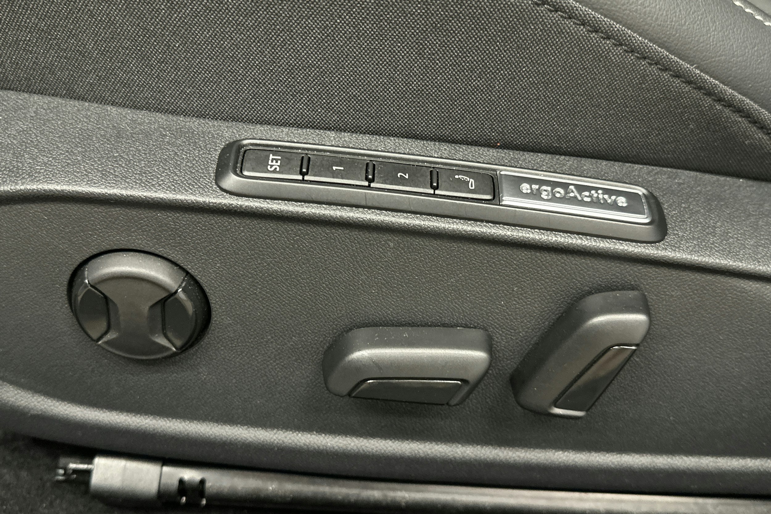 valkoinen Volkswagen Golf 2025 kuva 17.