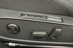 valkoinen Volkswagen Golf 2025 kuva 17.