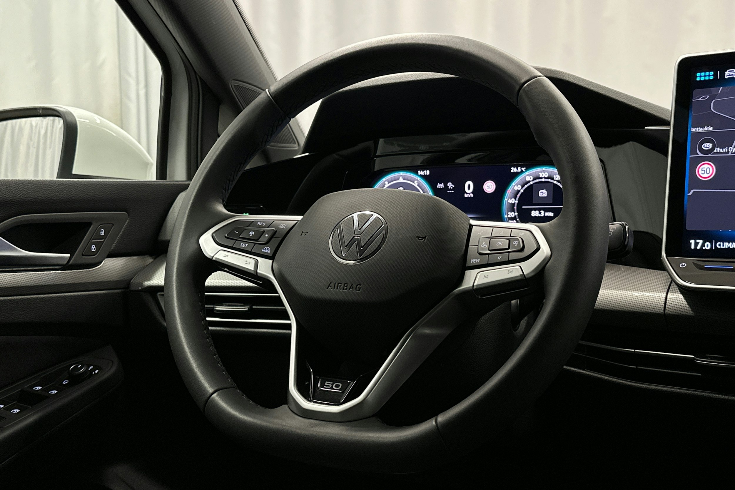 valkoinen Volkswagen Golf 2025 kuva 18.