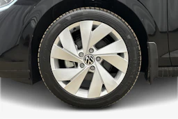 musta Volkswagen Golf 2025 kuva 12.