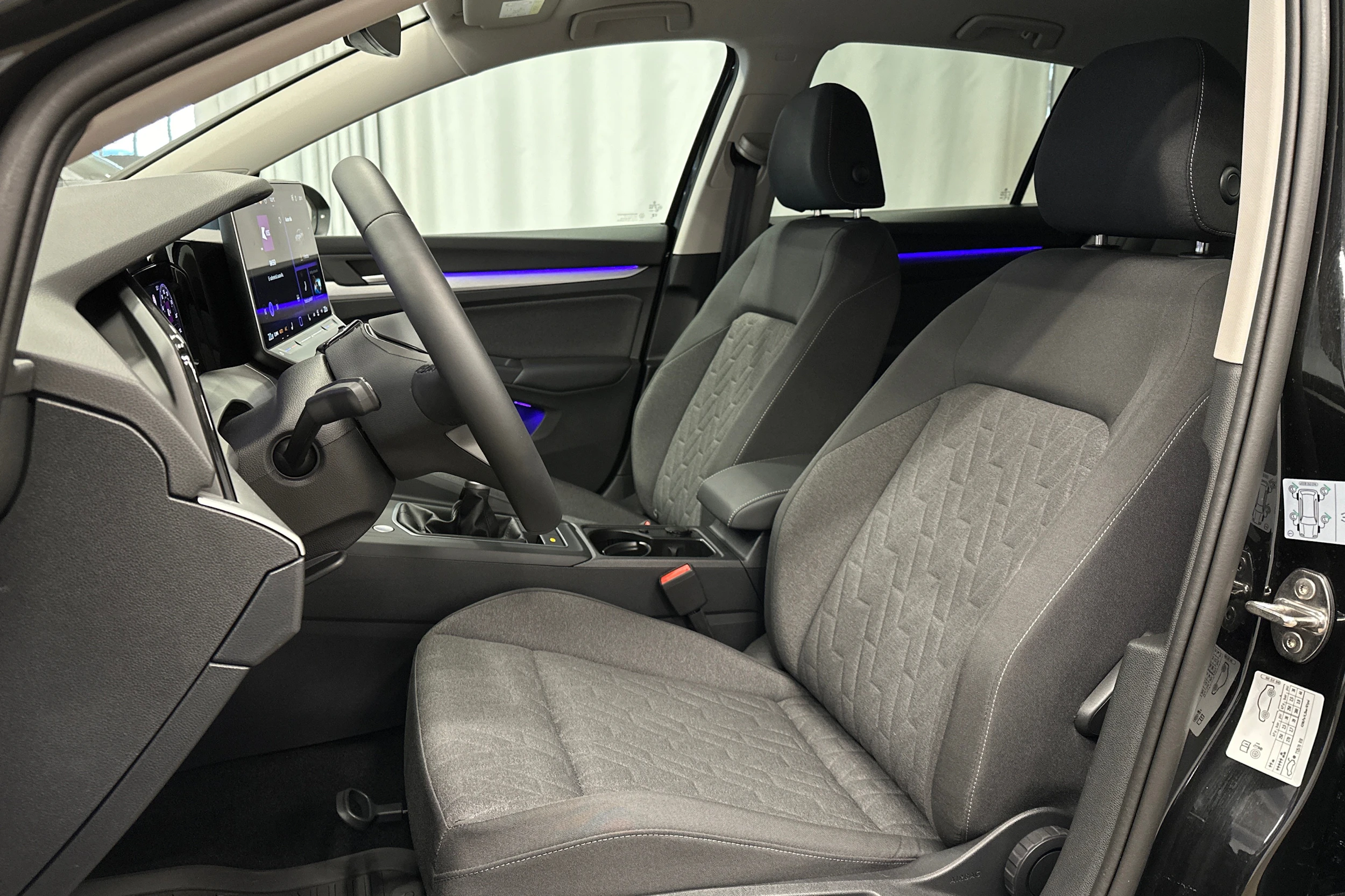 musta Volkswagen Golf 2025 kuva 17.