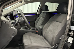 musta Volkswagen Golf 2025 kuva 17.