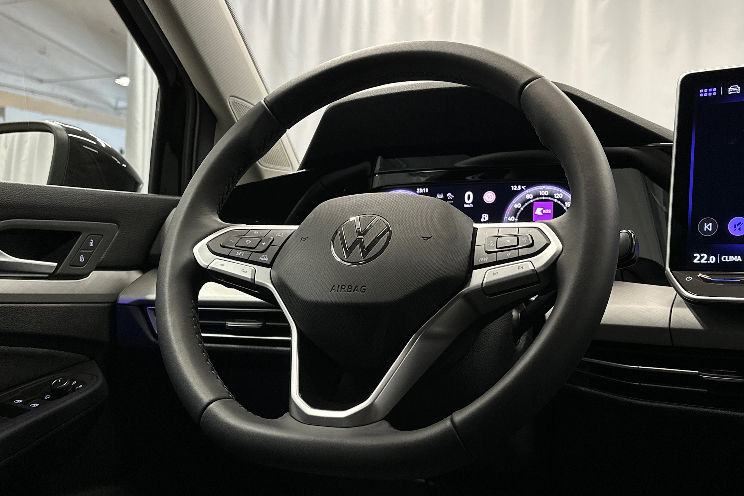 musta Volkswagen Golf 2025 kuva 18.