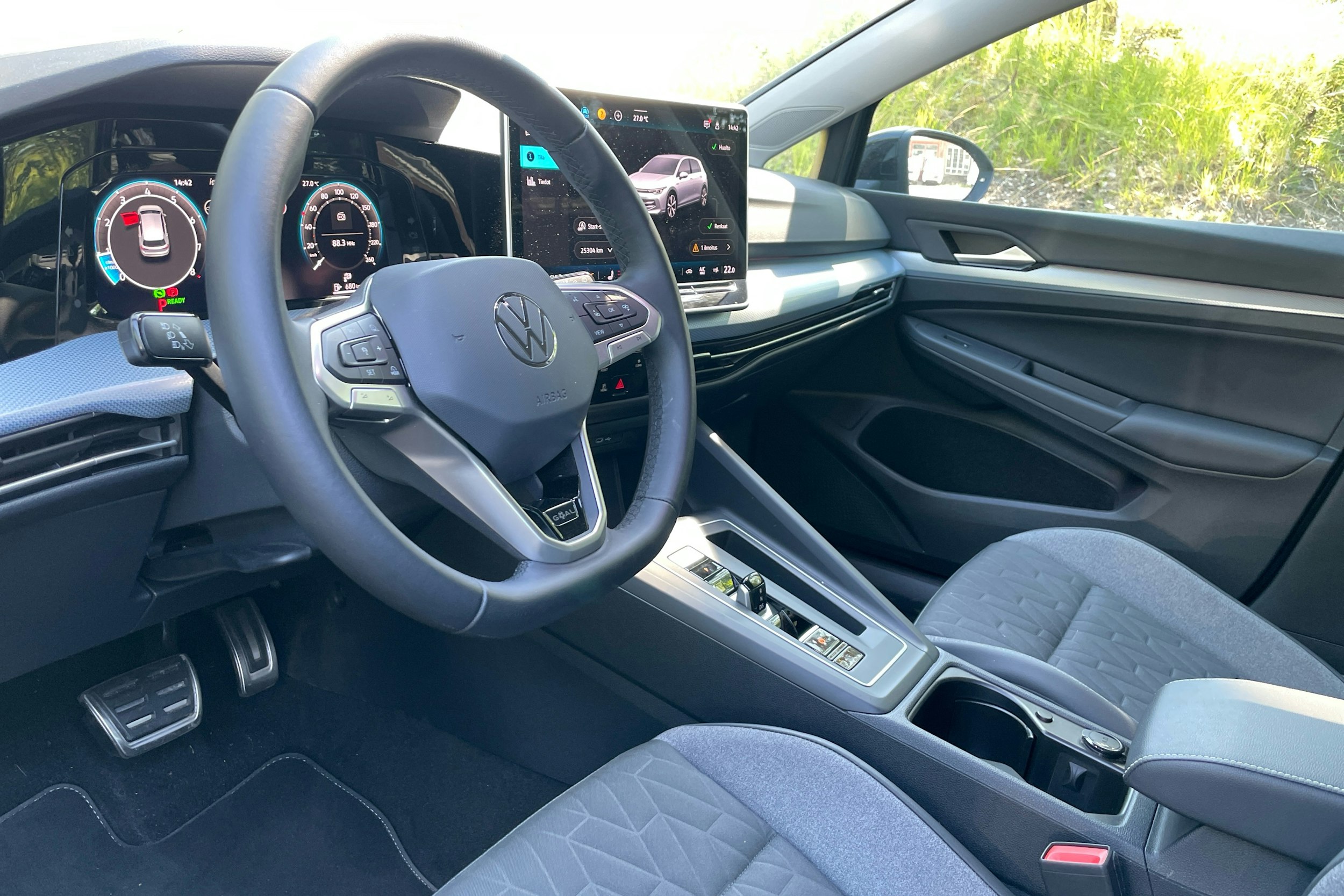 harmaa Volkswagen Golf 2025 kuva 3.