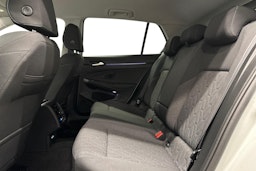 valkoinen Volkswagen Golf 2025 kuva 10.
