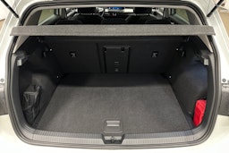 valkoinen Volkswagen Golf 2025 kuva 14.