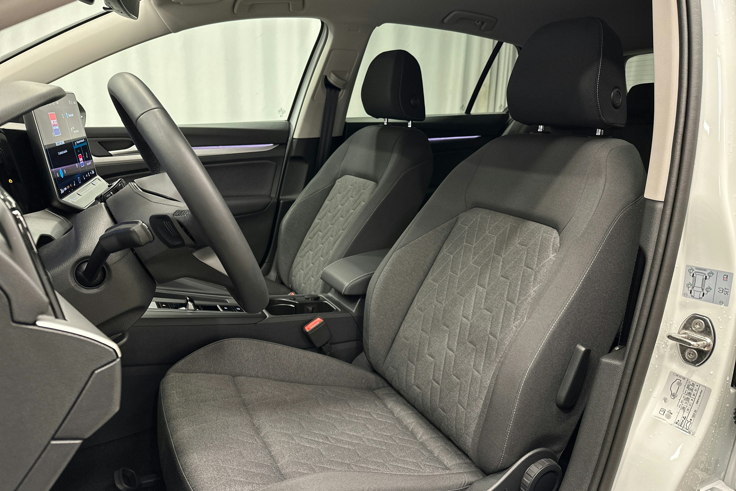 valkoinen Volkswagen Golf 2025 kuva 16.