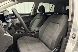 valkoinen Volkswagen Golf 2025 kuva 16.