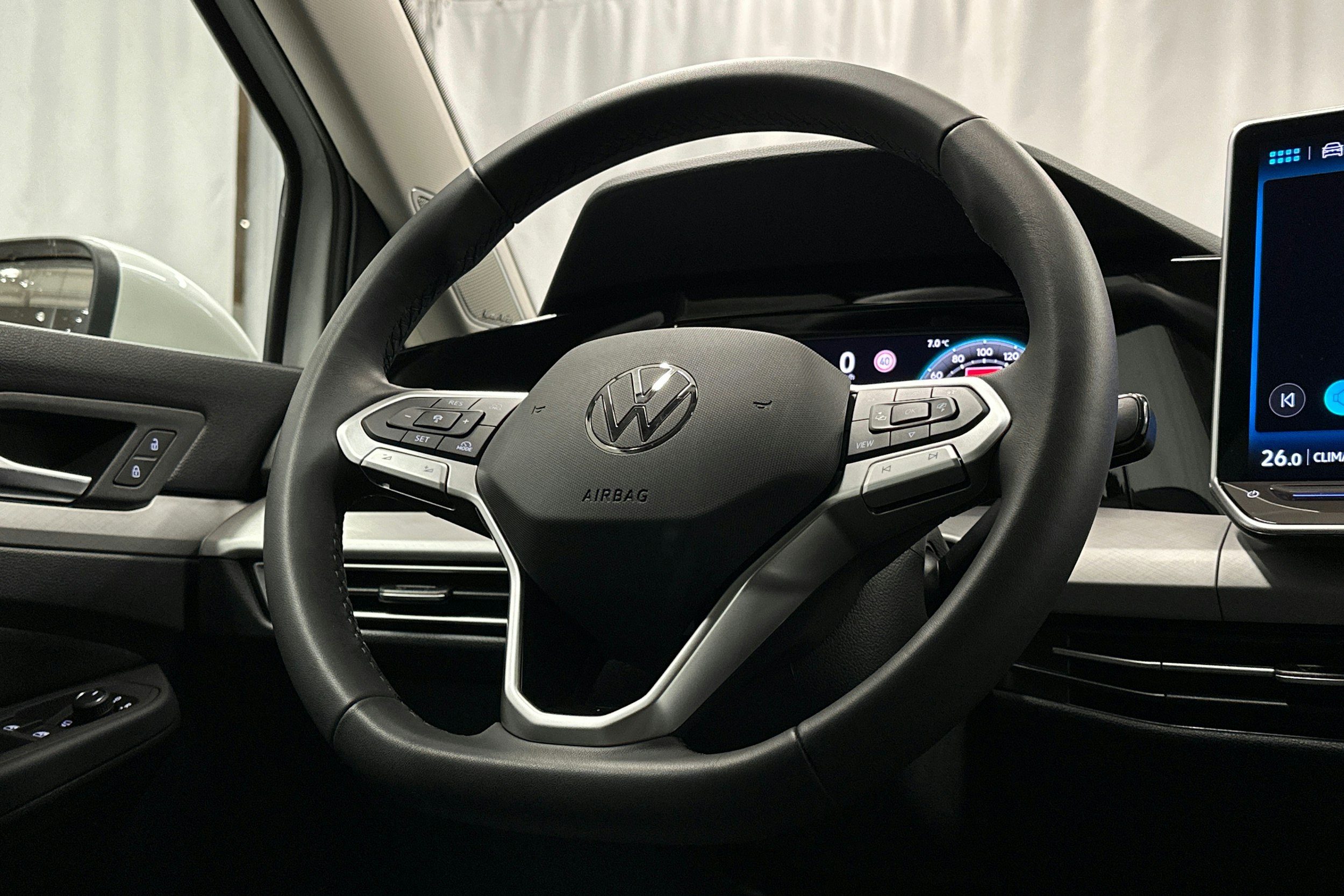 valkoinen Volkswagen Golf 2025 kuva 17.