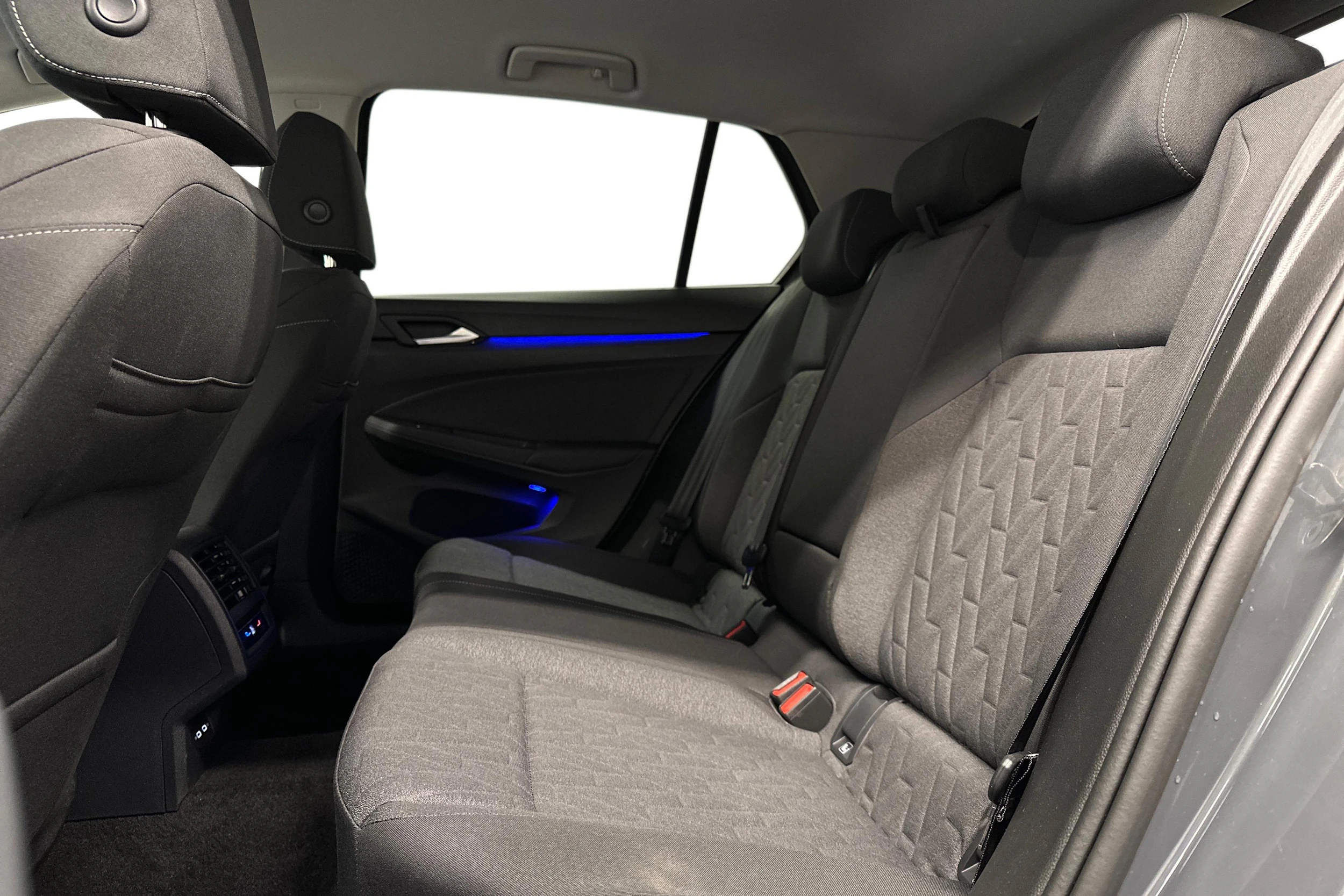 sininen Volkswagen Golf 2025 kuva 11.