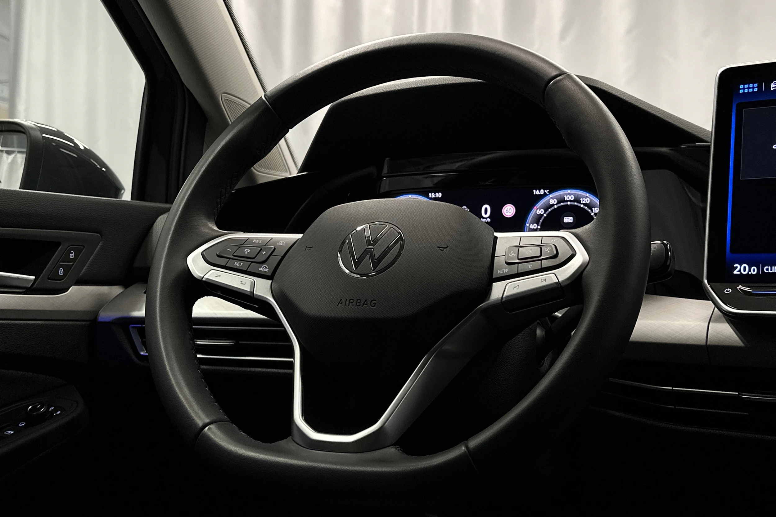 sininen Volkswagen Golf 2025 kuva 18.
