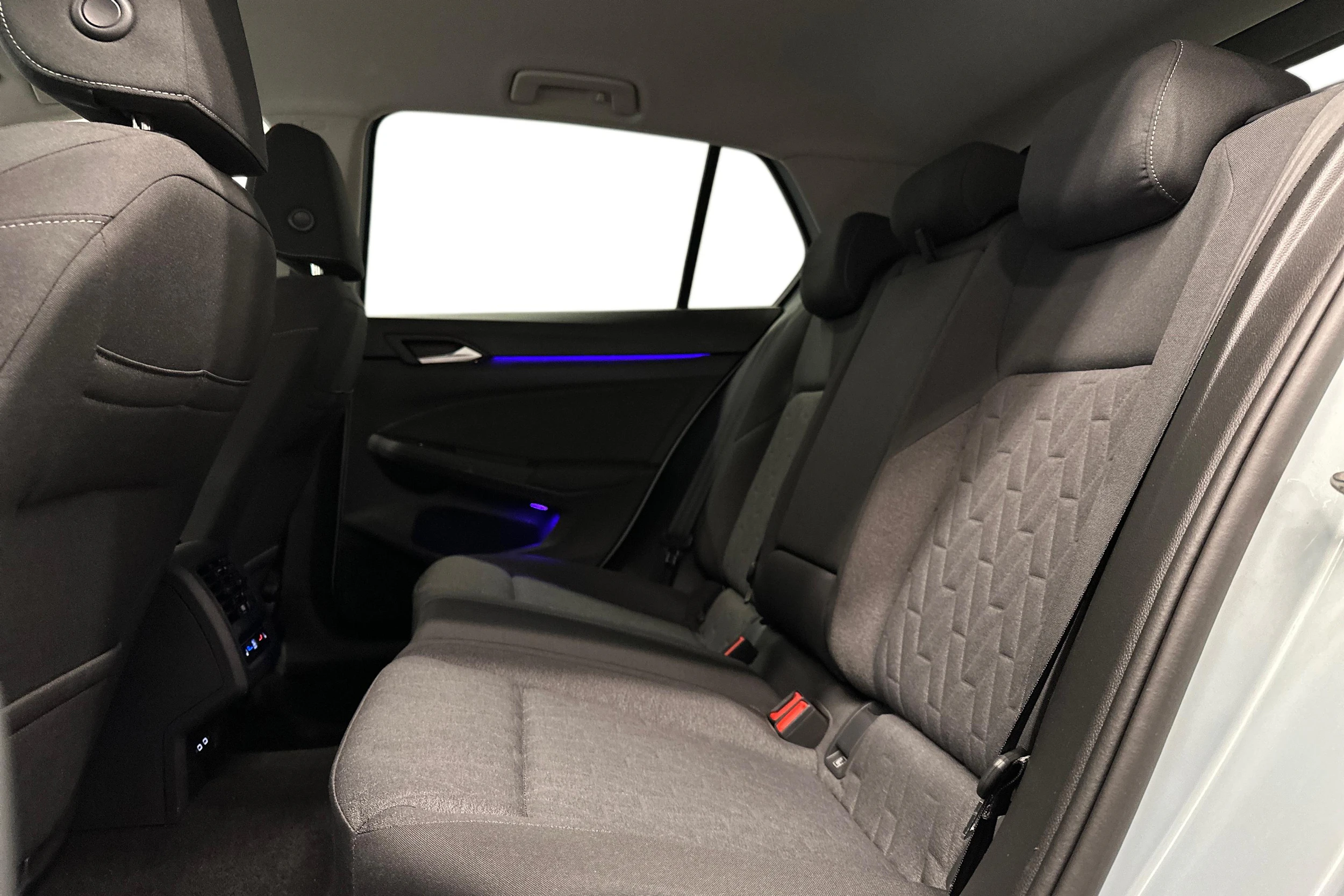 sininen Volkswagen Golf 2025 kuva 11.