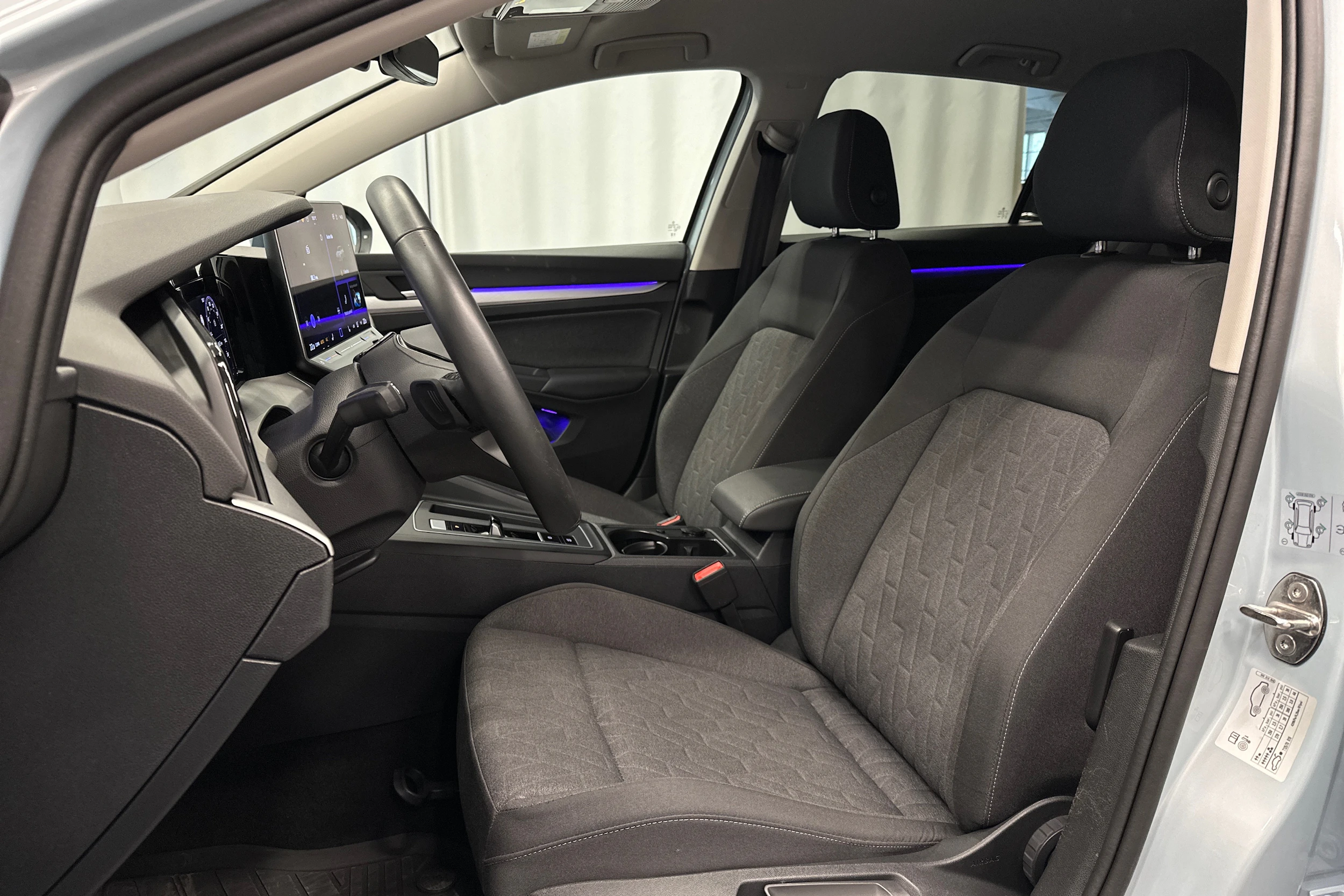 sininen Volkswagen Golf 2025 kuva 17.