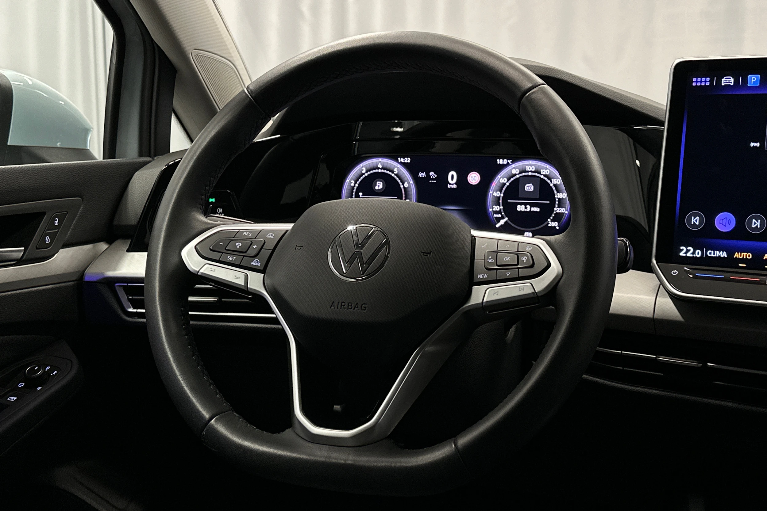 sininen Volkswagen Golf 2025 kuva 18.