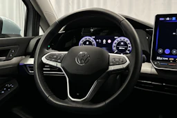sininen Volkswagen Golf 2025 kuva 18.