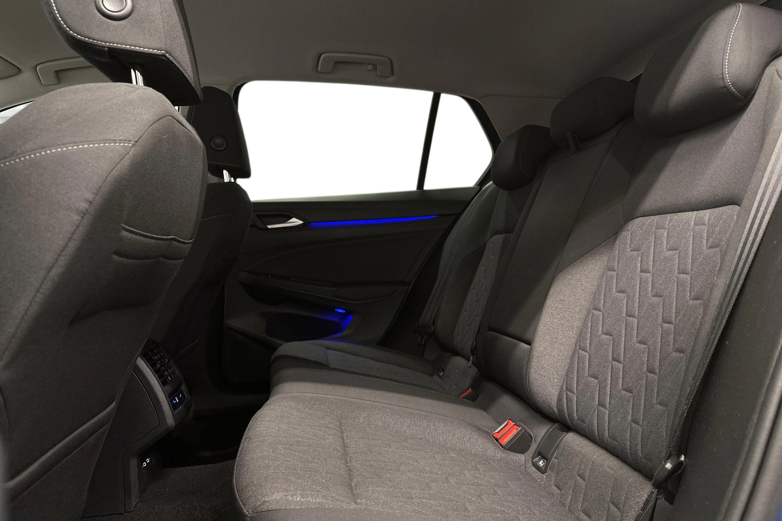 sininen Volkswagen Golf 2025 kuva 8.