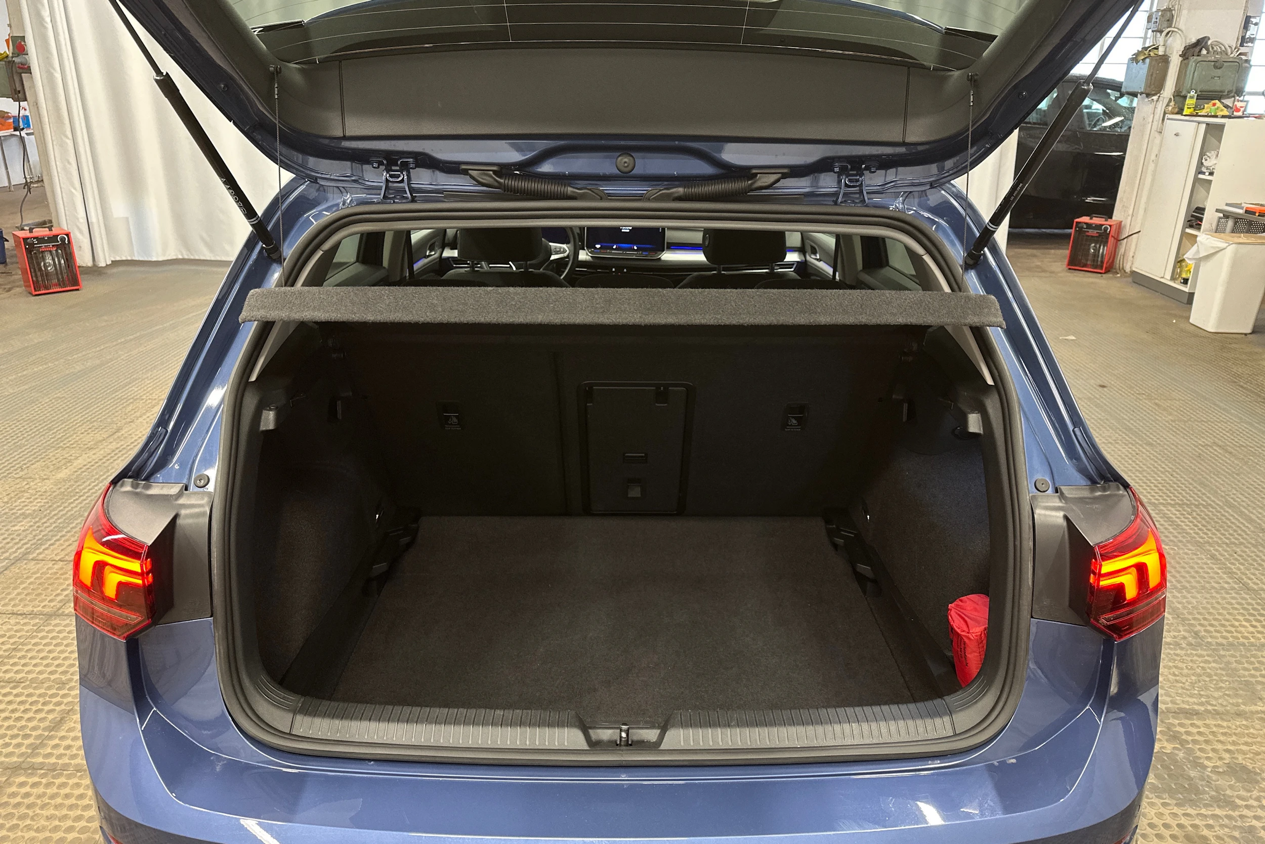 sininen Volkswagen Golf 2025 kuva 21.