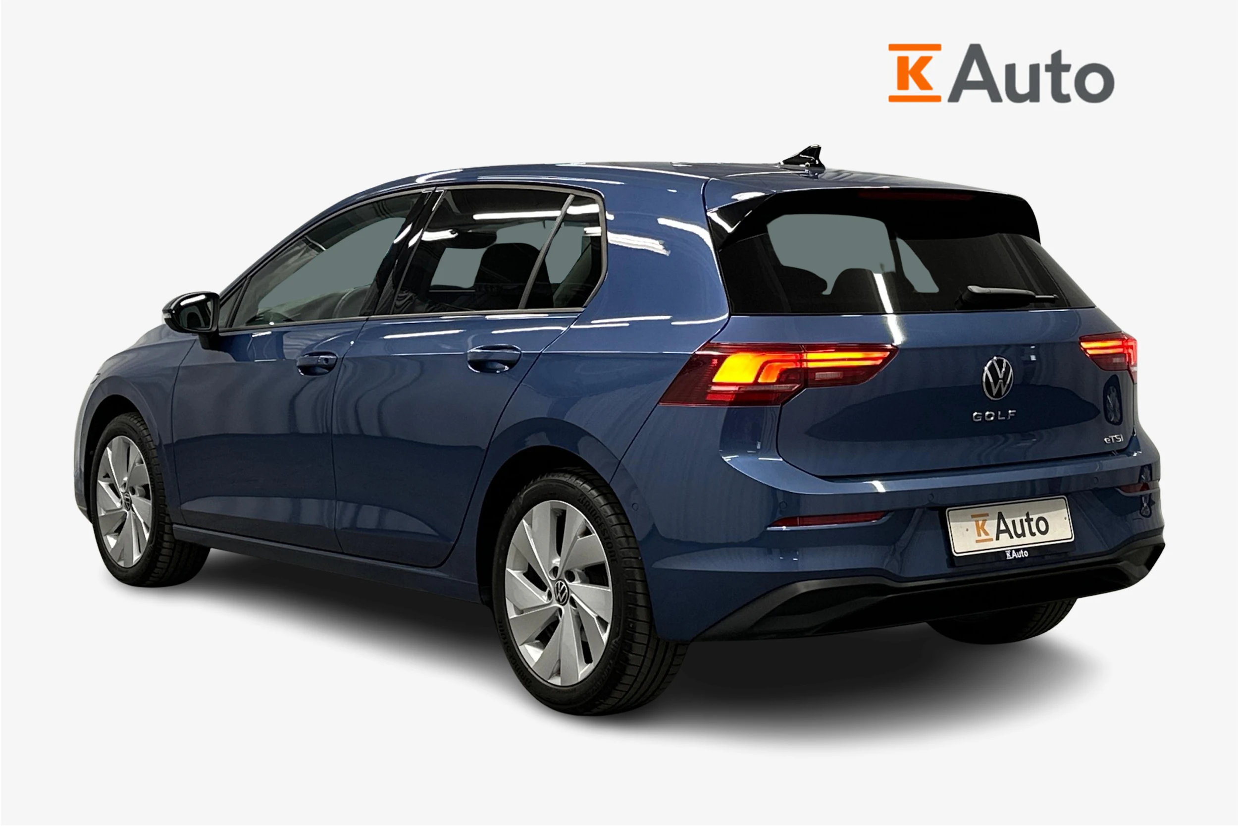 sininen Volkswagen Golf 2025 kuva 3.