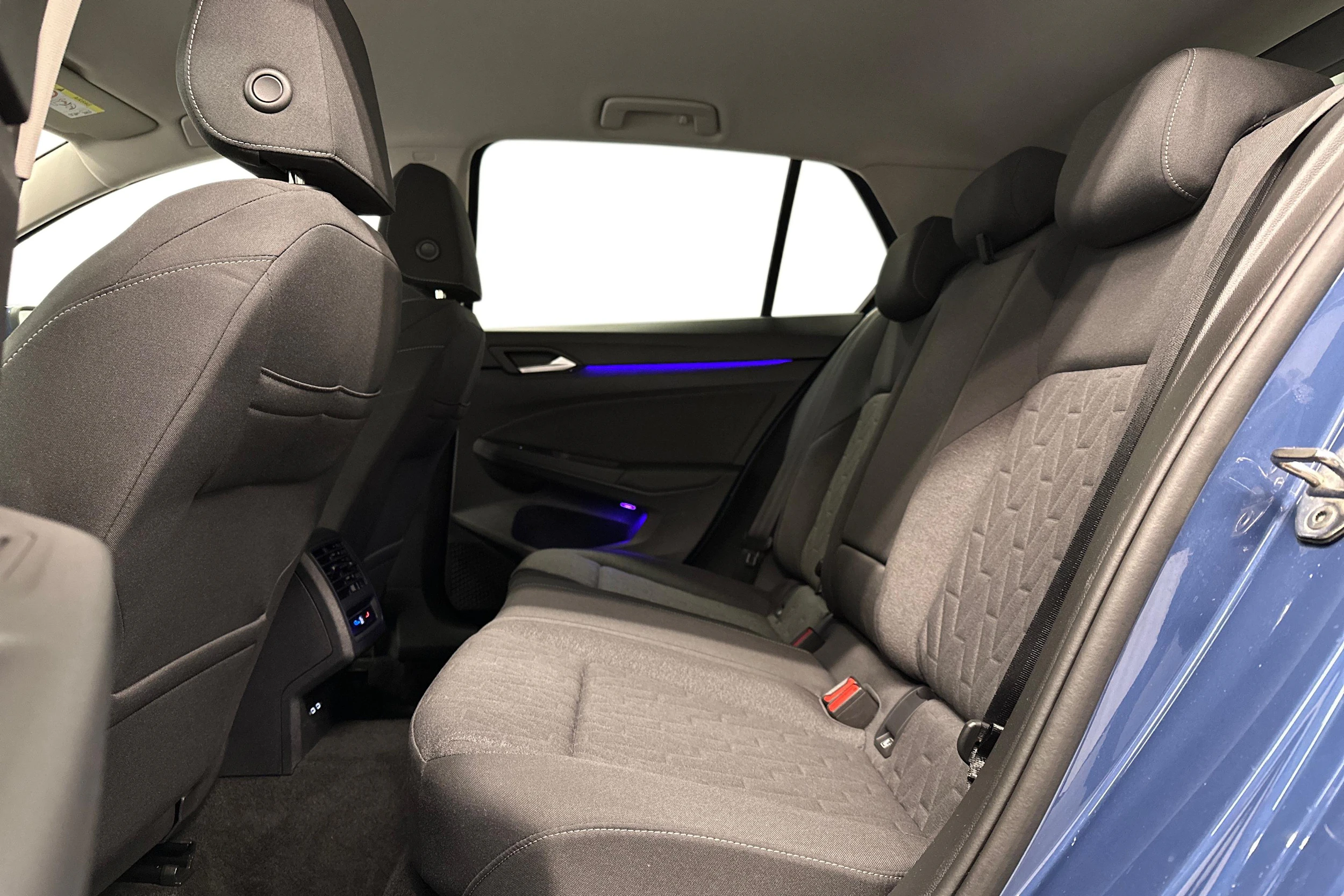 sininen Volkswagen Golf 2025 kuva 11.